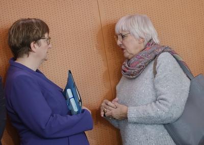 Klara Geywitz, Bundesministerin f?r Wohnen, Stadtentwicklung und Bauwesen , Claudia Roth, Beauftragte der Bundesregierun-stock-foto