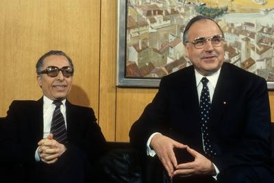 Bildnummer: 53641790  Datum: 15.08.1985  Copyright: imago/Sven SimonChedli Klibi (li., Tunesien/Generalsekret?r Arabische Liga) und Bundeskanzler Helmut Kohl (Deutschland/CDU) w?hrend eines Treffens in Bonn, Personen; 1985, Politik, Pressetermin; , quer, Kbdia, Gruppenbild, Randbild, People; Aufnahmedatum gesch?tztBildnummer 53641790 Date 15 08 1985 Copyright Imago Sven Simon   left Tunisia Secretary-General Arab League and Federal Chancellor Helmut Kohl Germany CDU during a Meeting in Bonn People 1985 politics Press call horizontal Kbdia Group photo Edge image Celebrities date estimated-stock-foto