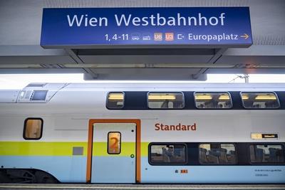 Wien, ?sterreich. 19. Dezember 2023. Schild Wien Westbahnhof und Westbahn Zug am Wiener Westbahnhof vor der Abfahrt nach-stock-foto
