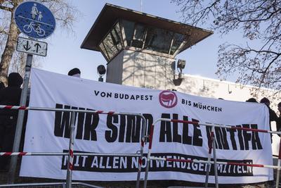 19.02.2025, Prozessauftakt Hanna S. Solidarit?tskundgebung, M?nchen: Vor der JVA Stadelheim sammelten sich am Mittwochmo-stock-foto