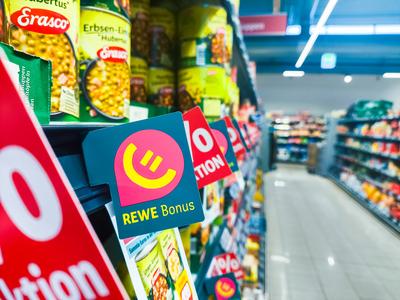 Bavaria, Germany - January 21, 2025: Advertising for the REWE Bonus App in a REWE food supermarket. Discount promotions-stock-foto