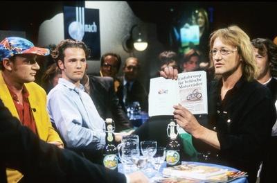 Bildnummer: 56830847  Datum: 01.06.1996  Copyright: imago/teutopressR?tger Feldmann ( Br?sel ) mit seinem Bruder Andi (li.) 06/96 her Mann leger quer halb sitzend Studio Gespr?ch Glas Flasche Bier Stuhl Tisch Buch haltend zeigend People E xcb x0x 1996 quer  56830847 Date 01 06 1996 Copyright Imago  R?tger Feldmann Br?sel with his Brother Andi left 06 96 her Man casual horizontal half seated Studio Conversation Glass Bottle Beer Chair Table Book holding showing Celebrities e  x0x 1996 horizontal-stock-foto