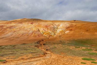 Rhyolithgebirge und Geothermalgebiet mit Fumarolen und Schlammt?pfen, die bunte H?nge in Island bilden *** Rhyolite Moun-stock-foto