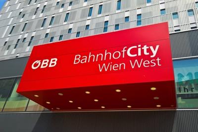 OeBB Bahnhofcity Wien West Die Bahnhof City wurde neu gestaltet Der Westbahnhof bildet als Kopfba-stock-foto