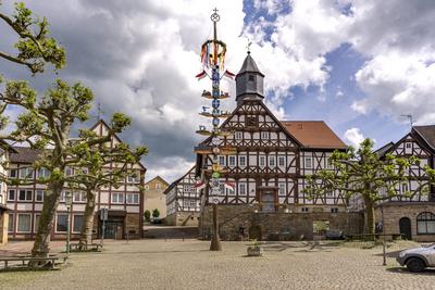 Rathaus Sontra Maibaum und Rathaus der Stadt Sontra, Hessen, Deutschland May pole and City Hall in Sontra, Hesse, German-stock-foto