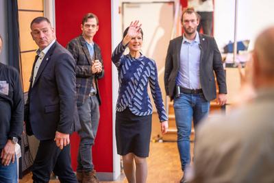 Wahlkampfveranstaltung BSW ? B?ndnis Sahra Wagenknecht ? in Hannover ? Sarah Wagenknecht, Bundesvorsitzende - mit Personenschutz (zwei BKA-Beamte) und Pressesprecher Christian Posselt (links)-stock-foto
