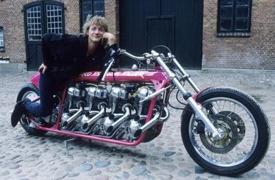 Bildnummer: 56702550  Datum: 01.07.1988  Copyright: imago/teutopressR?tger Feldmann ( Br?sel ) mit dem Red Porsche Killer 07/88 h?r quer ganz Motorrad sitzend neutral leger Jacke Hose schwarz Mann Comic Unternehmen Management Autor Kunst Film Brille blond Red Porsche Killer People Shooting x0x xsk 1988 quer Aufmacher  56702550 Date 01 07 1988 Copyright Imago teutopress R?tger Feldmann Br?sel with the Red Porsche Killer 07 88 hearing horizontal whole Motorcycle seated neutral casual Jacket Trousers Black Man Comic Companies Management Author Art Film Glasses blond Red Porsche Killer Celebrities Shooting x0x xSK 1988 horizontal Highlight-stock-foto