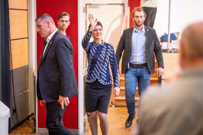 Wahlkampfveranstaltung BSW ? B?ndnis Sahra Wagenknecht ? in Hannover ? Sarah Wagenknecht, Bundesvorsitzende - mit Personenschutz (zwei BKA-Beamte rechts) und Pressesprecher Christian Posselt (links)-stock-foto