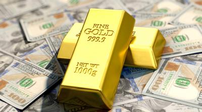 Goldbarren auf US Dollar Banknoten Symbolbild zum Thema Goldwert. *** Gold bars on US Dollar banknotes symbol image abou-stock-photo