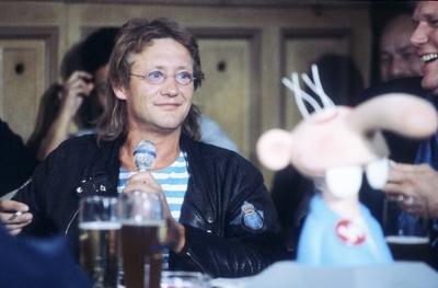 Bildnummer: 56702837  Datum: 01.06.1988  Copyright: imago/teutopressR?tger Feldmann ( Br?sel ) 06/88 rag quer halb Puppe Werner l?chelnd Mikrophon leger Jacke T-Shirt Mann Comic Unternehmen Management Autor Kunst Film Brille blond People x0x xsk 1988 quer  56702837 Date 01 06 1988 Copyright Imago teutopress R?tger Feldmann Br?sel 06 88 RAG horizontal half Doll Werner smiling Microphone casual Jacket T Shirt Man Comic Companies Management Author Art Film Glasses blond Celebrities x0x xSK 1988 horizontal-stock-foto