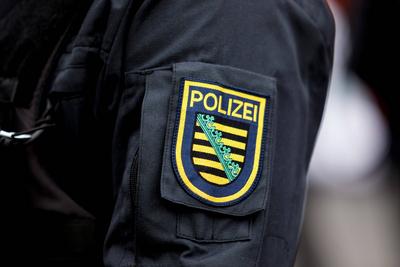 Symbolfoto Polizei Sachsen DEU/Deutschland/Sachsen/Schleife, 07.05.2023, Das Abzeichen der s?chsischen Polizei ist auf d-stock-foto