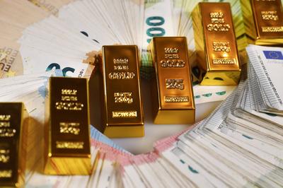Gold und Euro-Banknoten-stock-foto