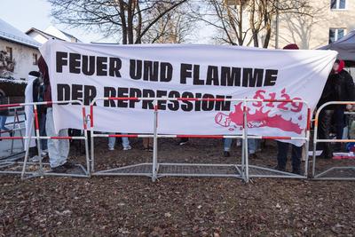 19.02.2025, Prozessauftakt Hanna S. Solidarit?tskundgebung, M?nchen: Vor der JVA Stadelheim sammelten sich am Mittwochmo-stock-foto