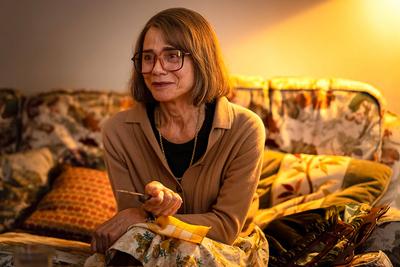 Lena Olin UK. Lena Olin in (C)Warner Bros. Pictures new movie : One Life (2024) . Plot: Follows British humanitarian Nic-stock-foto