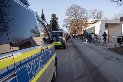 19.02.2025, Prozessauftakt Hanna S. Solidarit?tskundgebung, M?nchen: Vor der JVA Stadelheim sammelten sich am Mittwochmo-stock-foto