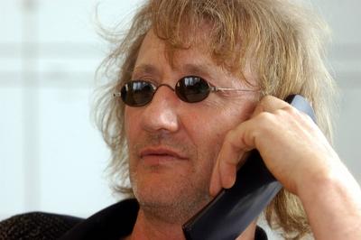 Bildnummer: 50643726  Datum: 12.08.2004  Copyright: imago/Kai HorstmannZeichner R?tger Feldmann (GER) telefoniert, Personen; 2004, Berlin, Comiczeichner, Comic, Werner Br?sel, telefonierend, telefonieren, Telefon, Telefone, Telefongespr?ch; , quer, Kbdig, Einzelbild, close, Deutschland, Randbild, People-stock-foto