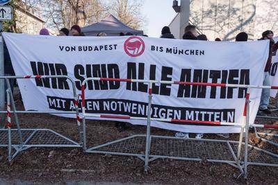 19.02.2025, Prozessauftakt Hanna S. Solidarit?tskundgebung, M?nchen: Vor der JVA Stadelheim sammelten sich am Mittwochmo-stock-foto