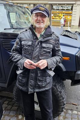 Comiczeichner Br?sel alias R?tger Feldmann bei der Ankunft zu einer Autogrammstunde in der Comic Combo. Leipzig, 04.01.2-stock-foto