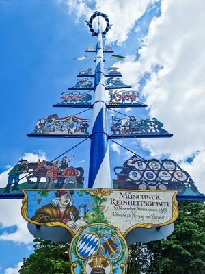 M?nchen, Deutschland - 22. Juni 2024: Der ber?hmte gro?e Maibaum auf dem Viktualienmarkt im Zentrum von M?nchen *** Muni-stock-foto