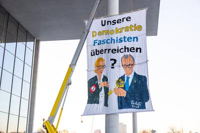 Banner Protestaktion vorm Paul L?be Haus-stock-foto