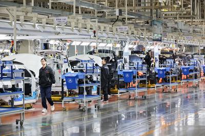 XI AN, CHINA - DECEMBER 12: Employees work on the assembly line of Smart electric vehicles (EVs) at Geely s Automotive M-stock-foto