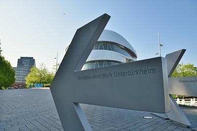 14.5.2024 Mercedes Hinweispfeil und Wegweiser zum Werk Untert?rkheim vor dem Mercedes Museum in Stuttgart. Stuttgart Mer-stock-foto