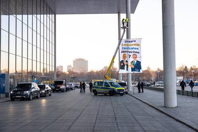 Banner Protestaktion vorm Paul L?be Haus-stock-foto