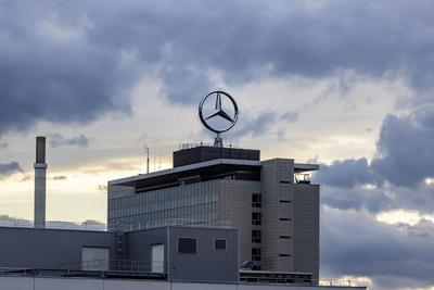 Mercedes-Stern, B?rogeb?ude im Headquarter der Mercedes-Benz Group AG in Untert?rkheim. // 15.03.2024: Stuttgart, Baden--stock-foto