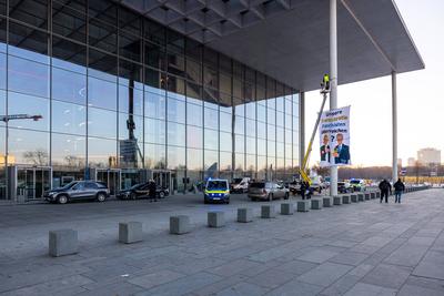 Banner Protestaktion vorm Paul L?be Haus-stock-foto