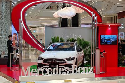 Mercedes-Benz Promotion Activity in Shanghai SHANGHAI, CHINA - JULY 15, 2023 - Customers take part in a flash mob to pro-stock-foto