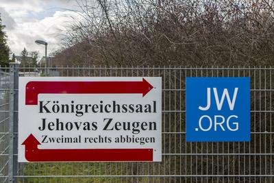 Ein Wegweiser zu einem Standort der Zeugen Jehovas in der N?he von Bonn Die Zeugen Jehovas Eigenb-stock-foto