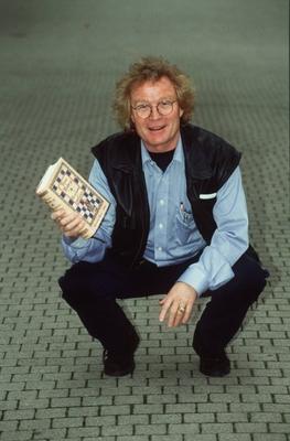Bildnummer: 56875030  Datum: 01.10.1998  Copyright: imago/teutopressTilman R?hrig (Autor) 10/98 am Autor Mann Literatur Schriftstellerei Brille langhaarig leger Lederweste Hemd kniend drau?en aufst?tzend Buch haltend Titel Wie ein Lamm unter L?wen ganz hoch l?chelnd People Shooting x0x xsk 1998 hoch  56875030 Date 01 10 1998 Copyright Imago  Tilman R?hrig Author 10 98 at Author Man Literature Writing Glasses long haied casual Leather vest Shirt kneeling outside aufst?tzend Book holding Title like a Lamb under Lions whole vertical smiling Celebrities Shooting x0x xSK 1998 vertical-stock-foto