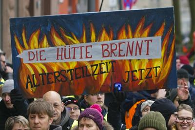 Warnstreik im oeffentlichen Dienst in Hamburg am 20.02.20325 Die Arbeitnehmer gehen auf die Strasse am Besenbinderhof und demonstrieren f?r bessere Arbeitsbedingungen.mit ver.di mit Fahnen und einem Transparent mit der Aufschrift Die Huette Brent Wir brauchen Entlastung Altersteilzeit jetzt ver.di HH ruft die Besch?ftigten der Freien und Hansestadt Hamburg FHH Heute zu einem ganzt?gigen Warnstreik auf Hamburg Deutschland *** Warning strike in the public service in Hamburg on 20 02 20325 The employees take to the streets at Besenbinderhof and demonstrate for better working conditions with ver di with flags and a banner with the inscription Die Huette Brent Wir brauchen Entlastung Altersteilzeit jetzt ver di HH calls the employees-stock-foto