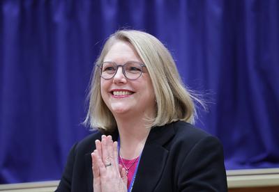 Neue Praese Anja Faehrmann kurz nach ihrer Wahl 1.Tagung der III.Landessynode der Ev.-Luth Kirche in Norddeutschland Tra-stock-foto