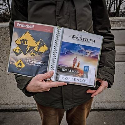Potsdam Zeugen Jehovas mit Wachturm und Erwachet Potsdam *** Potsdam Jehovahs Witnesses with Watcht-stock-foto