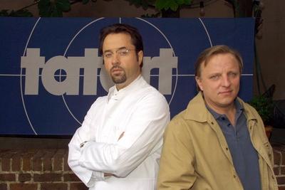 Schauspieler Jan Josef Liefers (li.) und Axel Prahl (beide GER) vor dem Tatort-Logo w?hrend eines Pressetermins zur ARD-stock-foto