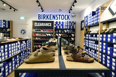 Roermond / Niederlande Die Filiale des Schuherstellers Birkenstock im Designer Outlet Roermond in Roermond / Niederlande-stock-photo