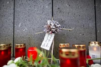 Germanwings A320 abgestuerzt - Westerwald Rheinland-Pfalz/ Kerzen und Blumen liegen am Mittwoch 25.03.2015 auf dem Mark-stock-foto