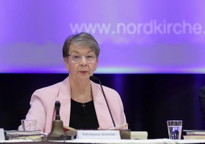 Landesbischoefin Kristina kuehnbaum-Schmidt leitet die Wahl zur Praeses 1.Tagung der III.Landessynode der Ev.-Luth Kirch-stock-foto