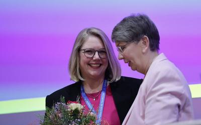 Landesbischoefin Kristina Kuehnbaum-Schmidt gratuliert der neuen Praeses Anja Faehrmann 1.Tagung der III.Landessynode de-stock-foto