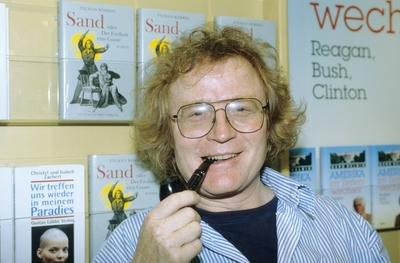 Bildnummer: 56780322  Datum: 01.10.1993  Copyright: imago/teutopressTilman R?hrig 10/93 pp Autor Mann dunkelhaarig Brille leger Hemd gestreift quer Portrait Pfeife rauchend People Shooting xdp x0x 1993 quer  56780322 Date 01 10 1993 Copyright Imago teutopress Tilman R?hrig 10 93 PP Author Man dark haired Glasses casual Shirt striated horizontal Portrait Pipe smoking Celebrities Shooting XDP x0x 1993 horizontal-stock-foto