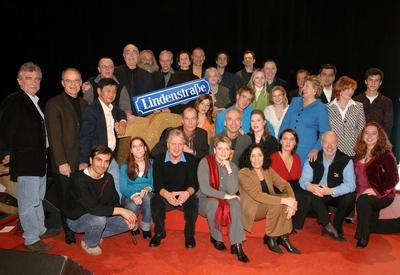 Komplettes LINDENSTRA?EN-Schauspieler-Ensemble - Ganz vorn v.l.n.r.: Hermes Hodolides (GRE), Julia Stark, Jo Bolling, (-stock-foto