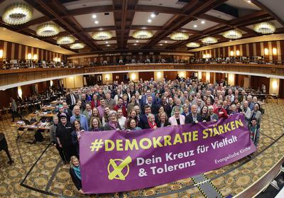 Vor dem ofiziellen Beginn der Synodentagung zeigen die Synodalen einen Banner mit DEMOKRATIE staerken 1.Tagung der III.L-stock-photo