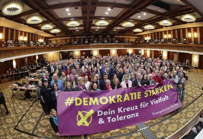 Vor dem ofiziellen Beginn der Synodentagung zeigen die Synodalen einen Banner mit DEMOKRATIE staerken 1.Tagung der III.L-stock-photo
