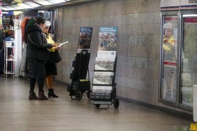 Die Zeugen Jehovas sind wieder auf Hamburgs Strassen pr?sent 17.03.2023 Hamburg Der Wachturm wird wieder verteilt Mitglieder nehmen Arbeiten wieder auf und verteilen das Magazin Wachturm Nach dem Amoklauf in einer Gemeinde der Zeugen Jehovas nehmen die Mitglieder ihre gemeinn?tzigen Arbeiten wieder auf. Mehrere von ihnen verteilten in der Innenstadt das Magazin Wachturm. Weitere Mitglieder kamen f?r eine Fotosession zusammen. Bereits Anfang der Woche wurden auch die Gottesdienste wieder veranstaltet HH Deutschland *** the Witnesses Jehovas are again at Hamburg s Roads Present 17 03 2023 Hamburg the Watchtower will again distributed Members take Work again at and distribute the Magazine Watchtower to the Amoklauf in a Community the Witnesse-stock-foto