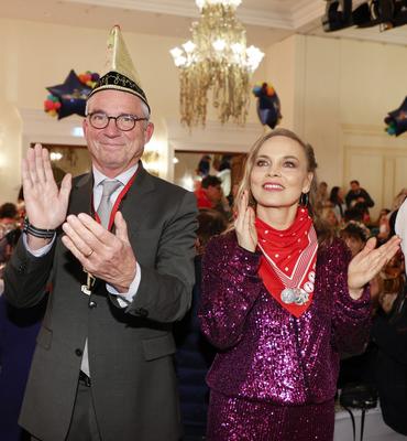 Presentation of the golden jesters bell / Regina Halmich bekommt im Europa-Park die Goldene Narrenschelle 2025 der Vereinigung Schw?bisch-Alemannischer Narrenz?nfte (VSAN)-stock-foto
