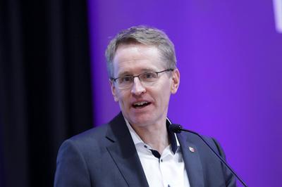 Ministerpraesident Daniel Guenther spricht ein Grusswort an die Synodalen 1.Tagung der III.Landessynode der Ev.-Luth Kir-stock-foto