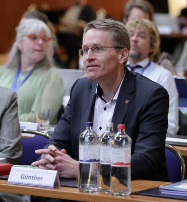 Ministerpraesident Daniel Guenther spricht ein Grusswort an die Synodalen 1.Tagung der III.Landessynode der Ev.-Luth Kir-stock-foto