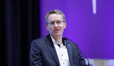 Ministerpraesident Daniel Guenther spricht ein Grusswort an die Synodalen 1.Tagung der III.Landessynode der Ev.-Luth Kir-stock-foto