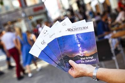 Wachtturm Brosch?re der Zeugen Jehovas K?ln 06 06 2018 *** Watchtower Booklet of Jehovahs Witnes-stock-foto